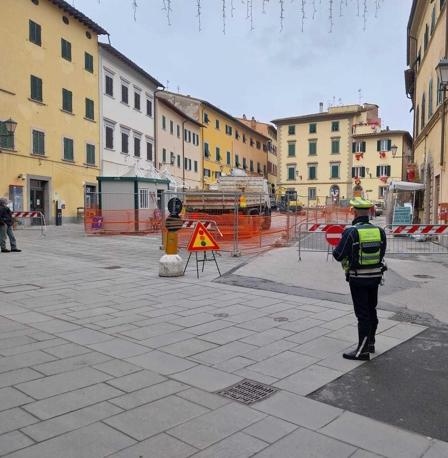 https://www.lanazione.it/image-service/view/acePublic/alias/contentid/MDI3ZjM4MTktNTNlOS00/0/il-commercio-e-lestate-tutta-persa-sui-lavori-disattesa-ogni-promessa.jpeg