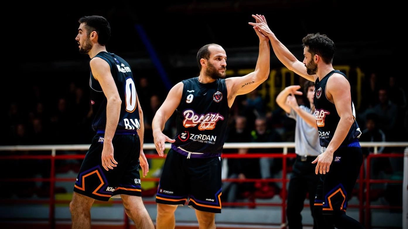 Il Pesaro Basket si qualifica per le semifinali di Divisione Regionale 1 battendo Fermo in due partite combattute. Macerata elimina la Real Basket Pesaro, mentre Porto San Giorgio e Bramante si sfideranno nella decisiva gara 3.