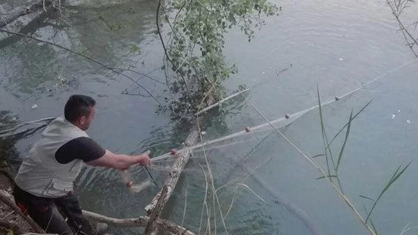 Il bracconaggio ittico nuoce all’ecosistema del bacino artificiale della Valtiberina. e allo stesso tempo ben si presta al rischio di infiltrazioni illegali e di traffici illeciti Il bracconaggio ittico nuoce all’ecosistema del bacino artificiale della Valtiberina. e allo stesso tempo ben si presta al rischio di infiltrazioni illegali e di traffici illeciti