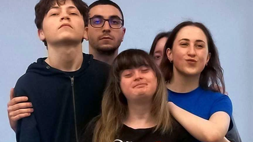 Oggi alle 17.30 al Metastasio sul palco i ragazzi del laboratorio teatrale condotto da Angela Antonini: ecco chi sono Oggi alle 17.30 al Metastasio sul palco i ragazzi del laboratorio teatrale condotto da Angela Antonini: ecco chi sono