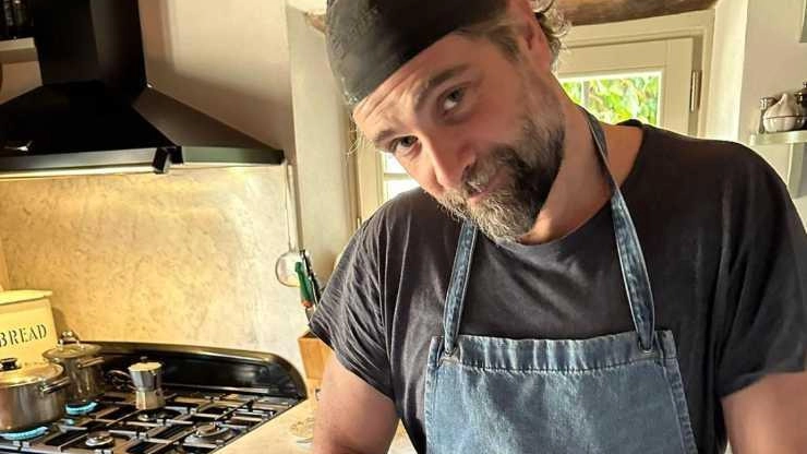 Luca Calvani è un grande appassionato di cucina (è lui a preparare i piatti anche per il suo B&B a Camaiore). Domani alle 17 alla Giunti presenterà Cavoli e Merende, il suo nuovo libro di ricette