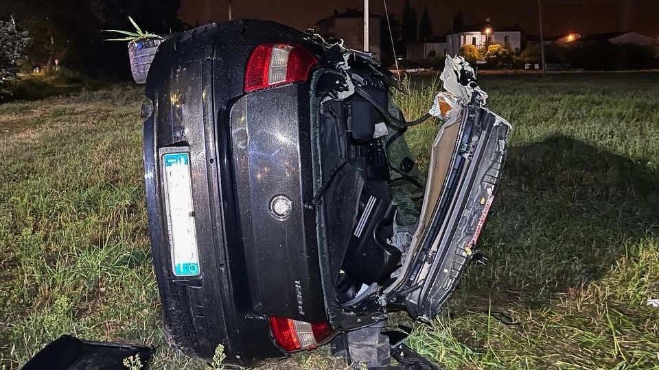 L'auto con a bordo 5 ragazzi si è ribaltata più volte