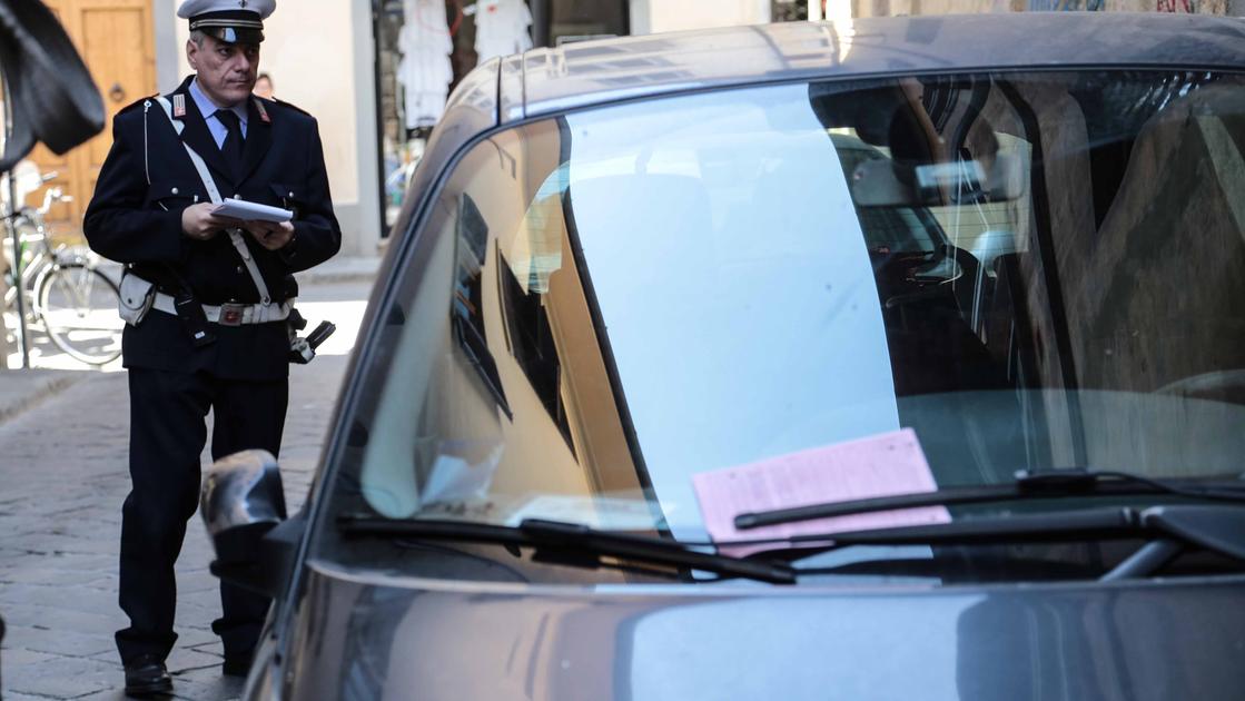 Piaga sosta selvaggia, in azione la stretta. E fioccano le multe: 20 al giorno sui viali Piaga sosta selvaggia, in azione la stretta. E fioccano le multe: 20 al giorno sui viali