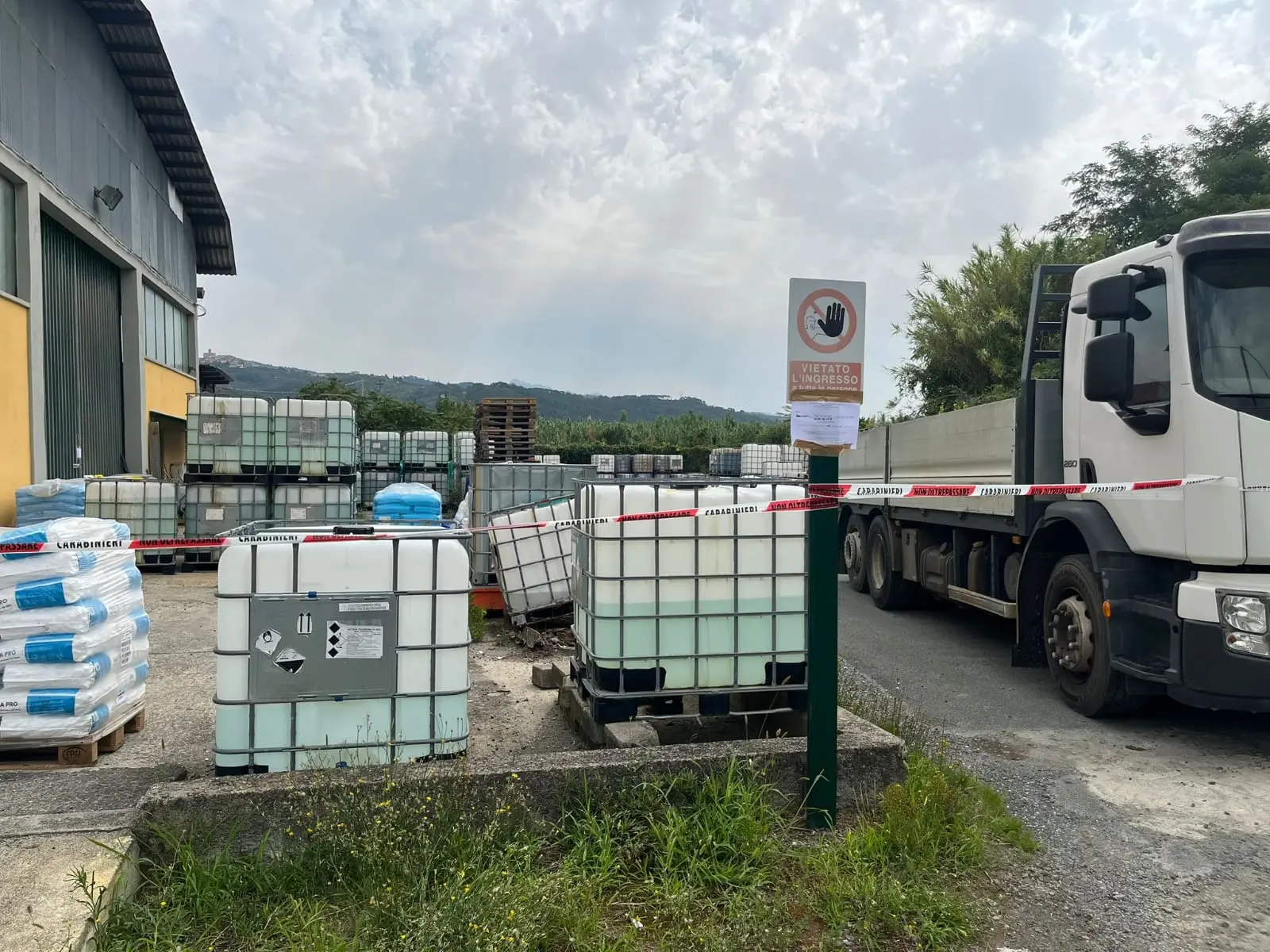 Miscela e riconfeziona prodotti chimici senza autorizzazione, denunciato
