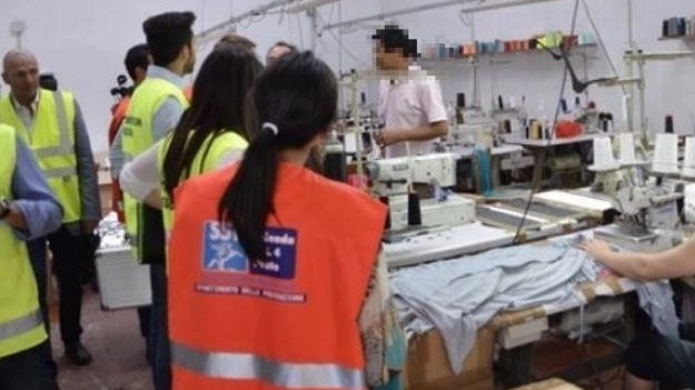 Un controllo degli ispettori Asl in un’azienda. cinese Immagine di archivio Un controllo degli ispettori Asl in un’azienda. cinese Immagine di archivio