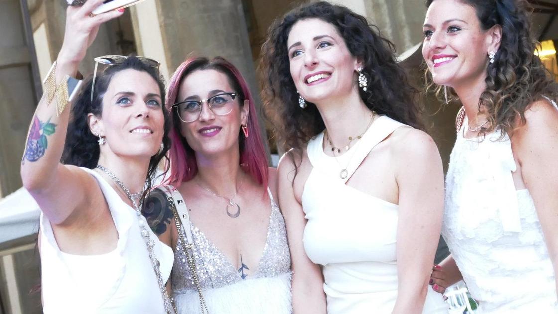 https://www.lanazione.it/image-service/view/acePublic/alias/contentid/MDI5ZGFkYWMtMzc1Yy00/0/cena-bianca-sotto-le-stelle-e-la-notte-di-piazza-grande.jpeg?f=16:9&w=1200&h=630
