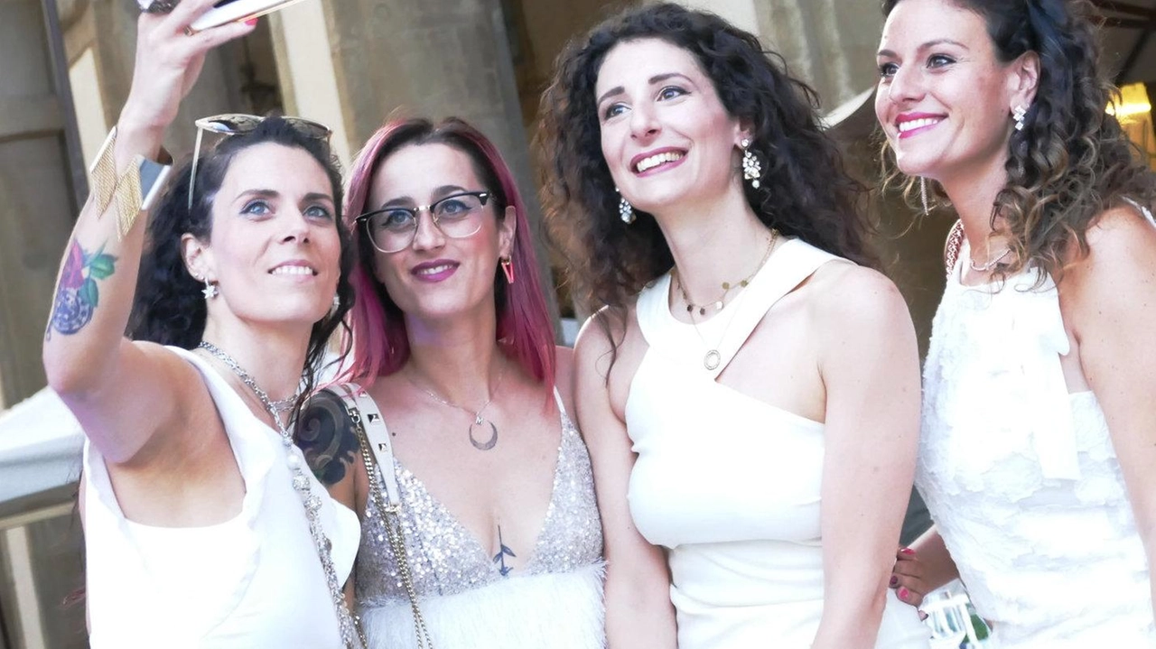 La serata in Piazza Grande ha raccolto anche le adesioni di. molti turisti La serata in Piazza Grande ha raccolto anche le adesioni di. molti turisti