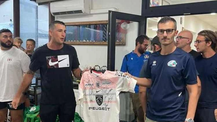 La consegna della maglia di Roumat al dirigente del Gispi Elia Guastini La consegna della maglia di Roumat al dirigente del Gispi Elia Guastini