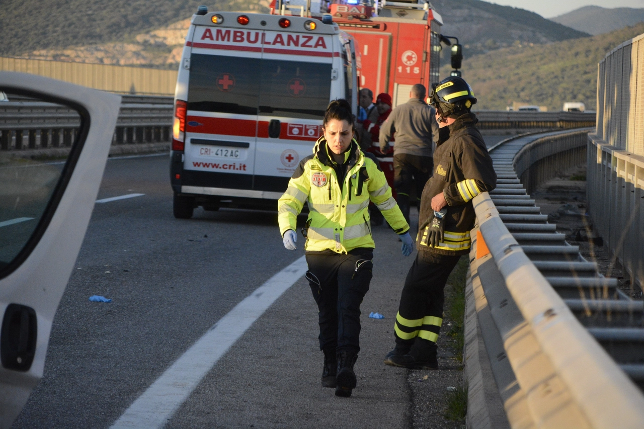 I soccorsi sul luogo dell'incidente (Foto Aprili)