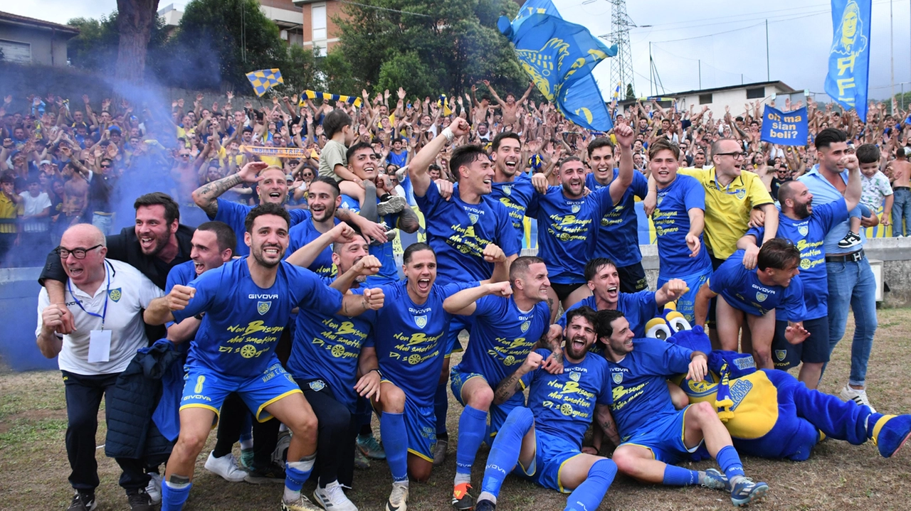 Foto di gruppo per i giocatori giallazzurri insieme ai propri tifosi Foto di gruppo per i giocatori giallazzurri insieme ai propri tifosi