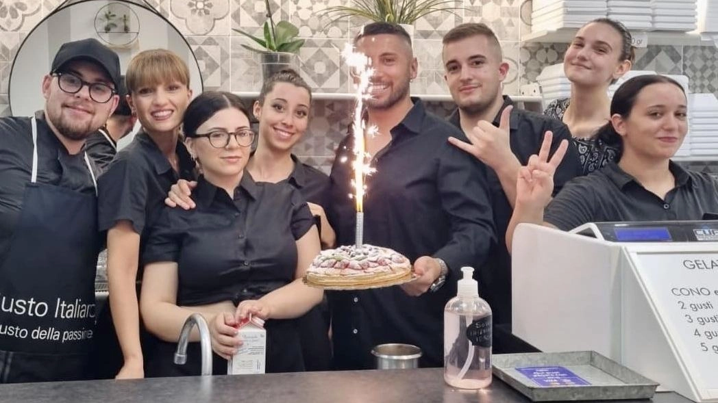 La gelateria "Orso Bianco" di Castiglione della Pescaia festeggia 50 anni di successi grazie a tre generazioni di gestori determinati e appassionati. La qualità e l'originalità dei gusti conquistano clienti e riconoscimenti. La gelateria "Orso Bianco" di Castiglione della Pescaia festeggia 50 anni di successi grazie a tre generazioni di gestori determinati e appassionati. La qualità e l'originalità dei gusti conquistano clienti e riconoscimenti.