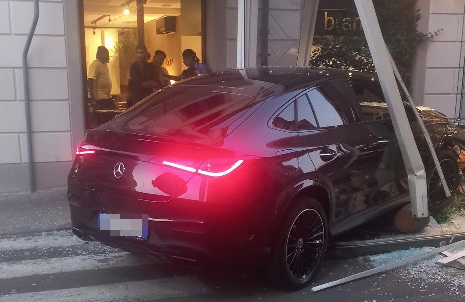 https://www.lanazione.it/image-service/view/acePublic/alias/contentid/MDIwYzYxZDUtMWNhNi00/0/una-tragedia-sfiorata-auto-irrompe-nel-gazebo-di-un-ristorante-del-centro.jpeg?f=1.91:1&w=1200