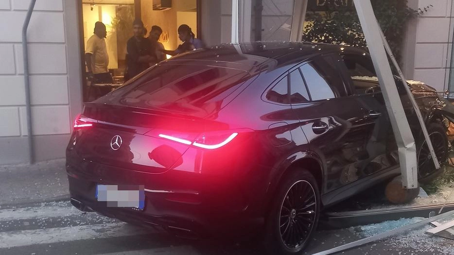 La berlina finisce tra i clienti del "Branzo" dopo lo scontro con un’altra macchina avvenuto all’incrocio tra le vie San Francesco e Vittorio Veneto. La berlina finisce tra i clienti del "Branzo" dopo lo scontro con un’altra macchina avvenuto all’incrocio tra le vie San Francesco e Vittorio Veneto.