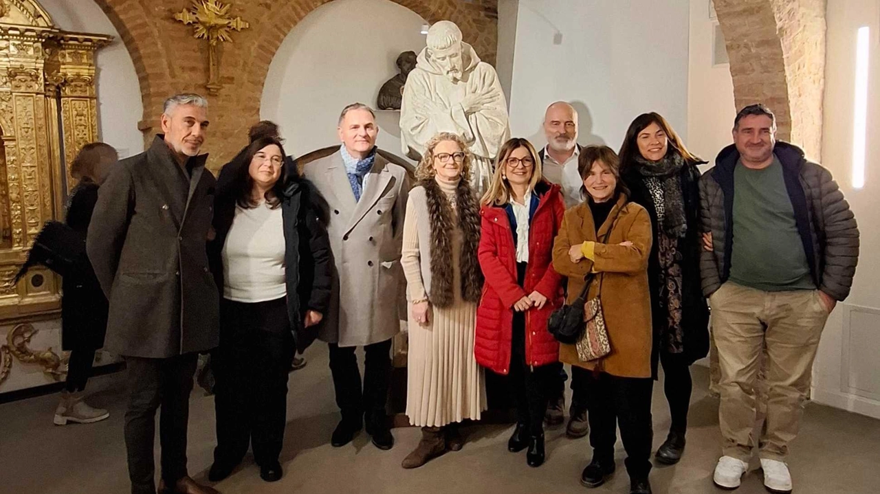 In alto la foto di gruppo davanti al San Francesco in gesso ora custodito nell’Onda, qui sopra alcune fasi del delicato restauro dell’opera di Duprè In alto la foto di gruppo davanti al San Francesco in gesso ora custodito nell’Onda, qui sopra alcune fasi del delicato restauro dell’opera di Duprè