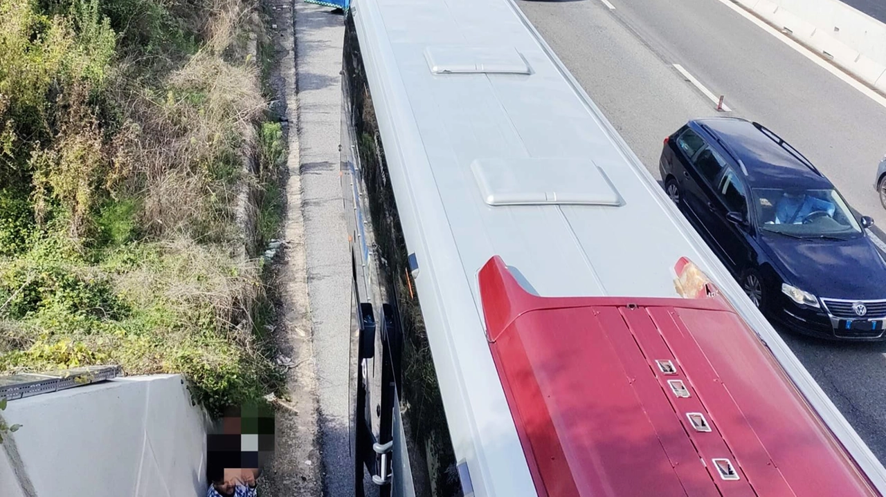 Incidente sulla E45 a Montone: autoarticolato turco e pullman spagnolo si sfiorano, feriti lievi tra i passeggeri. Intervento del 118 e della Polizia stradale, traffico ripreso dopo un'ora. Incidente sulla E45 a Montone: autoarticolato turco e pullman spagnolo si sfiorano, feriti lievi tra i passeggeri. Intervento del 118 e della Polizia stradale, traffico ripreso dopo un'ora.