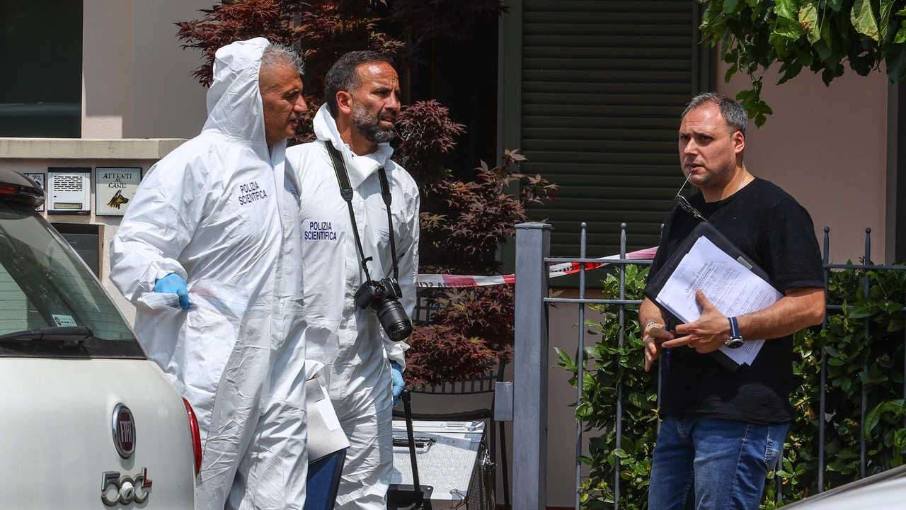 La scientifica davanti a casa della coppia (Foto Tommaso Gasperini/Germogli)