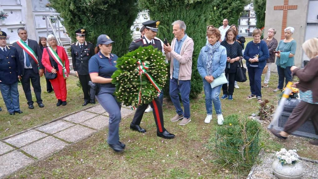 Il maresciallo Ruggiero ed un agente di polizia. depongono la corona di fiori