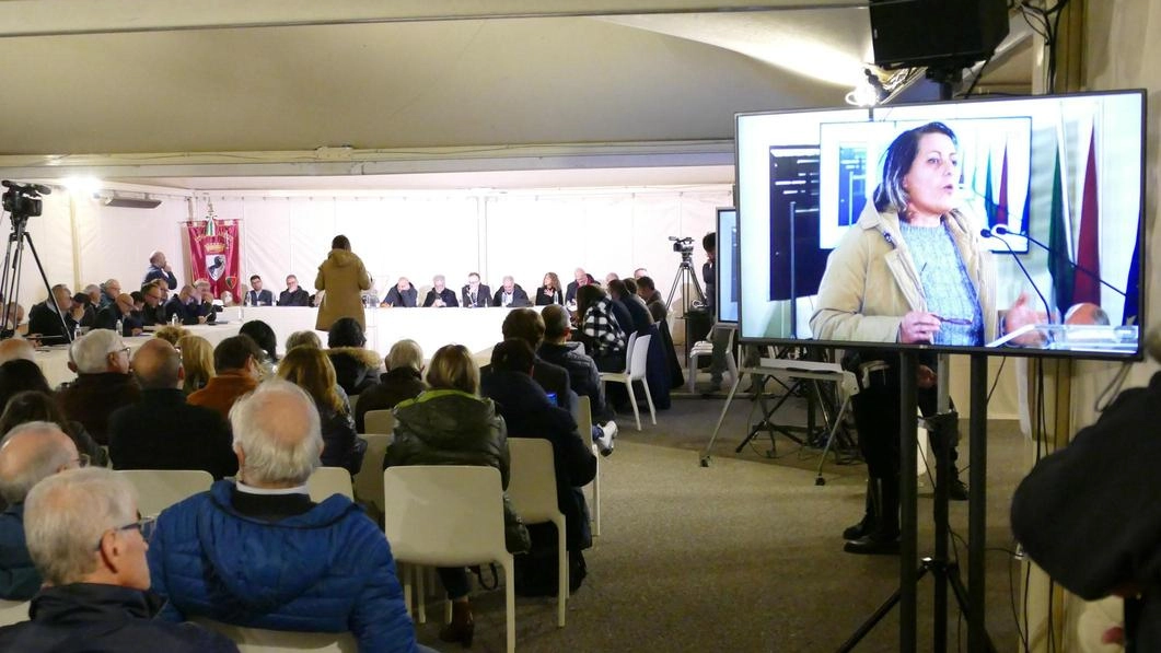 Sopra: l’assessore Sacchetti e il sindaco Ghinelli. Sotto: un momento dell’assemblea aperta Sopra: l’assessore Sacchetti e il sindaco Ghinelli. Sotto: un momento dell’assemblea aperta
