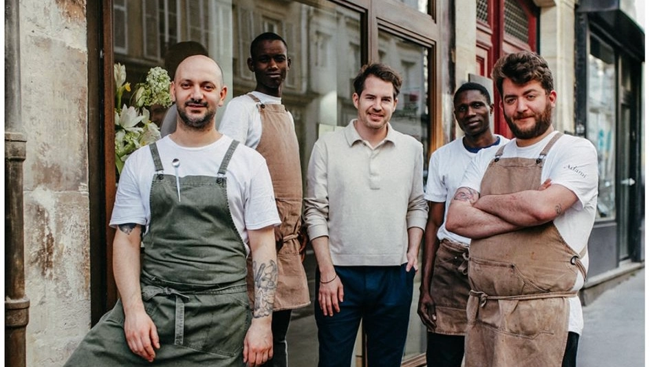 Marco Sergiampietri con il suo staf di cucina e il titolare chef Christopher Kelsey davanti al locale ’Adami’ di Pigalle a Parigi