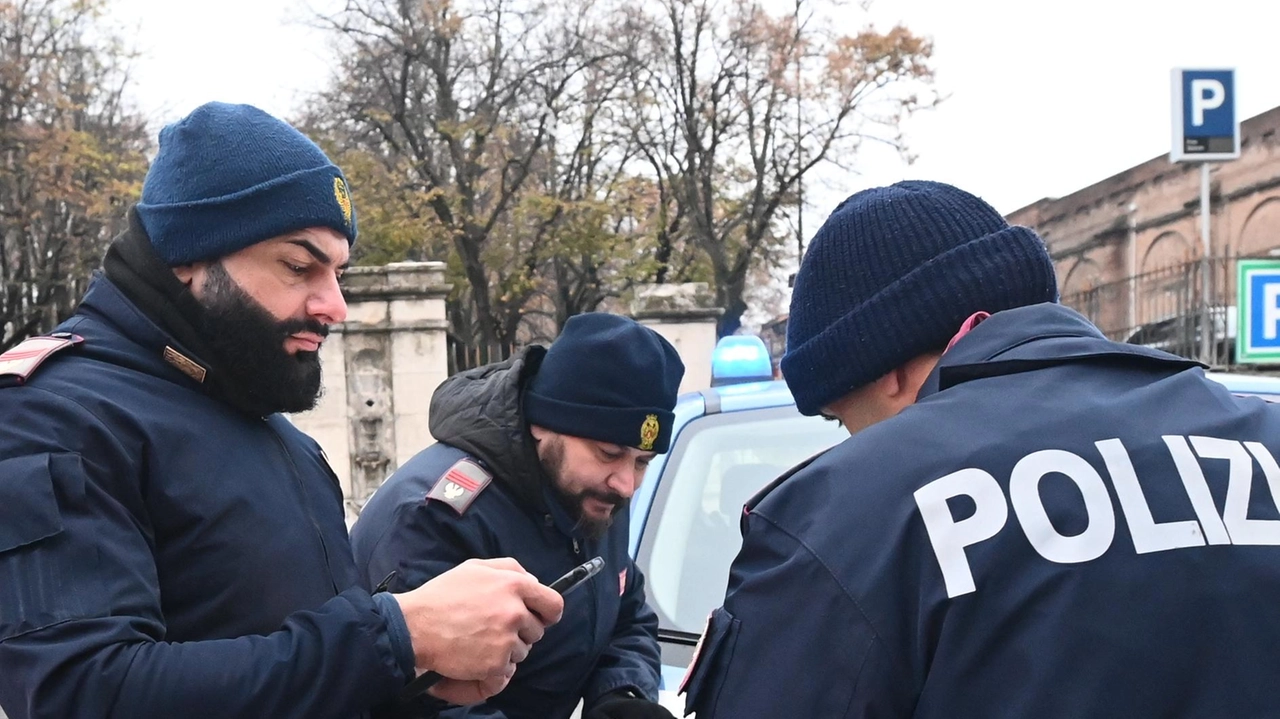 Dopo gli spari nel locale la polizia è immediatamente intervenuta con più volanti Dopo gli spari nel locale la polizia è immediatamente intervenuta con più volanti