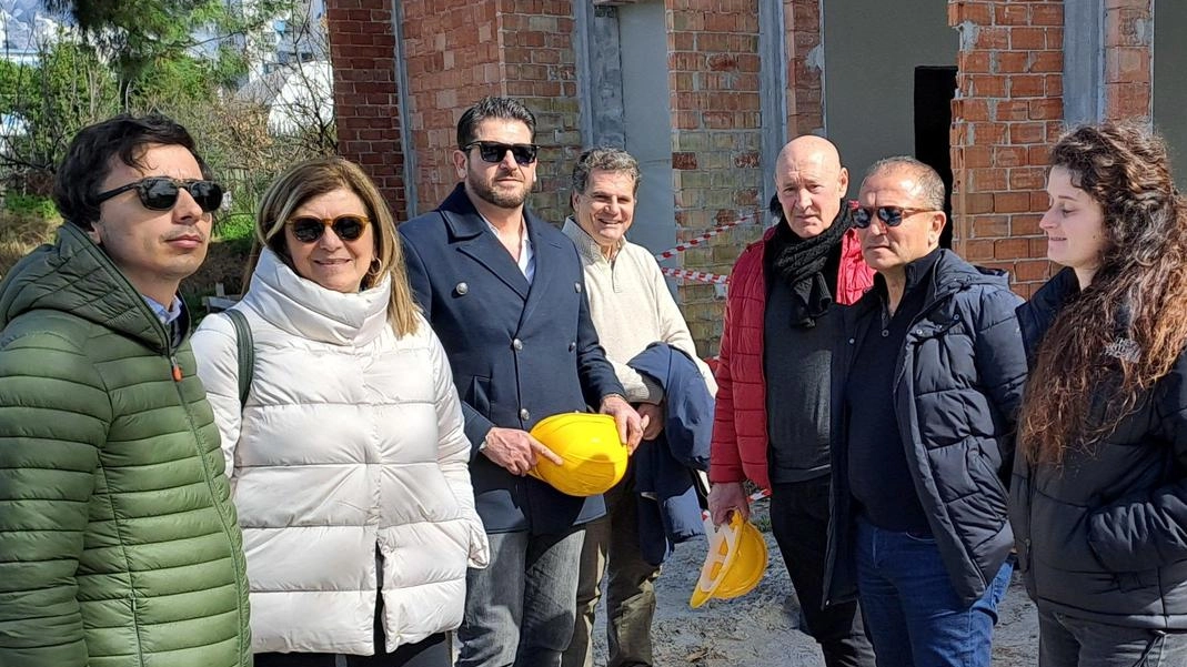 Sopralluogo della commissioine Urbanistica per la verifica del cronoprogramma. Un edificio nuovo collegato al plesso per i pasti per 200 bambini. Sopralluogo della commissioine Urbanistica per la verifica del cronoprogramma. Un edificio nuovo collegato al plesso per i pasti per 200 bambini.
