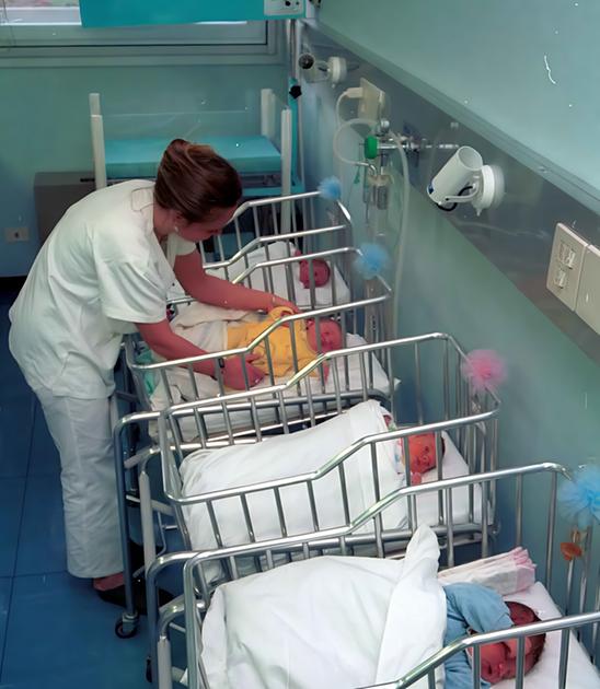 La campana del Cassero suona meno. Nei primi otto mesi solo 45 nati. Sindaco regala bavaglini ai bimbi
