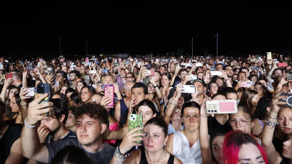 Canzoni e coreografie, successo per il concerto di piazza Viviani nonostante il ritardo aereo Canzoni e coreografie, successo per il concerto di piazza Viviani nonostante il ritardo aereo