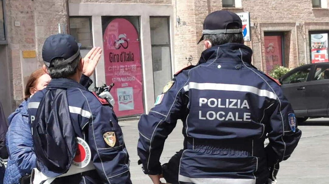 Arrestato l’aggressore. Solidarietà del sindaco Zuccarini agli agenti