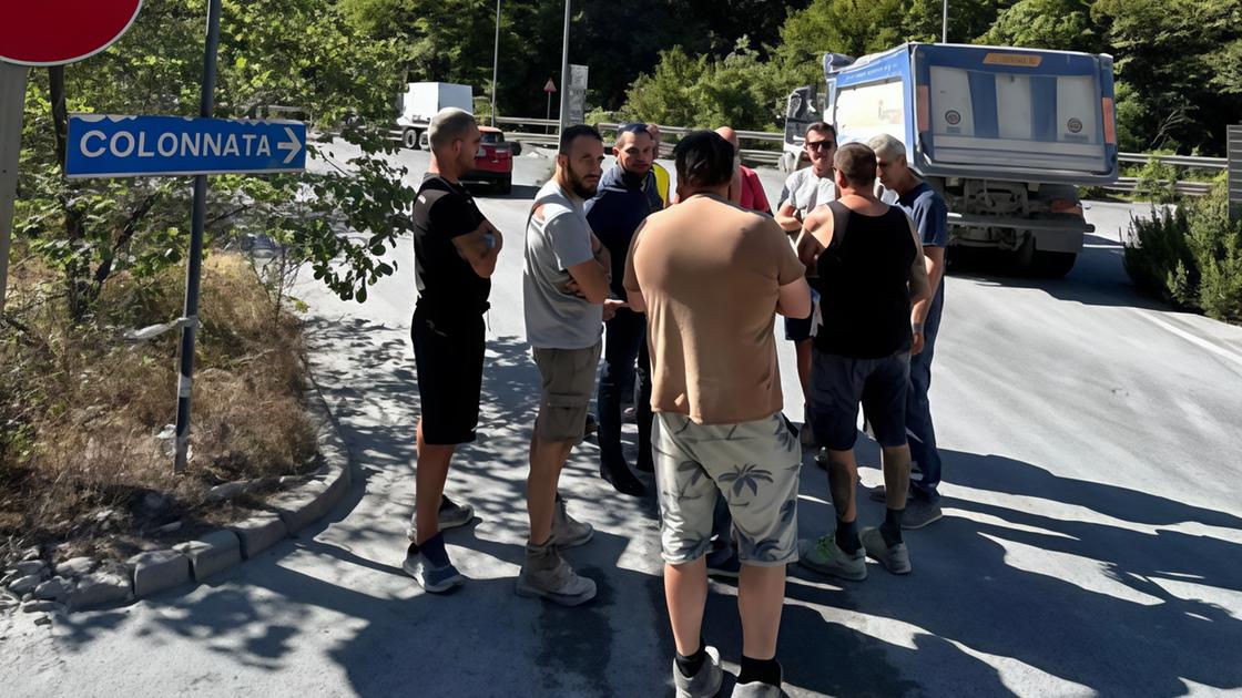 https://www.lanazione.it/image-service/view/acePublic/alias/contentid/MDJhNmRhN2ItMDMwOS00/0/camionisti-in-rivolta-degrado-in-galleria-e-polveri-nellaria-appello-al-comune.jpeg?f=16:9&w=1200&h=630