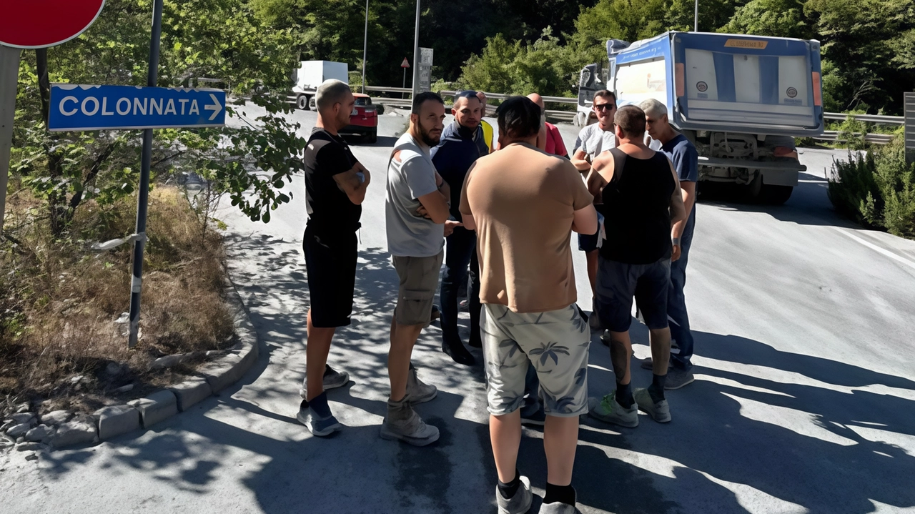 Oltre 300 mezzi fermi per mezza giornata alla pesa di Miseglia "Gli aspiratori non funzionano, a rischio la nostra salute e sicurezza".