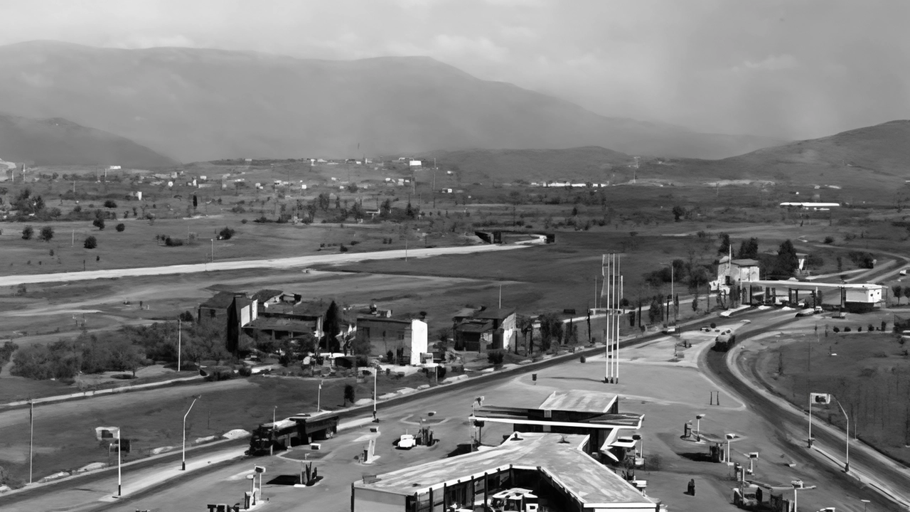 La piana nel 1964 dove si vede anche, in fondo, il deposito Eni di Calenzano (da Fb) La piana nel 1964 dove si vede anche, in fondo, il deposito Eni di Calenzano (da Fb)