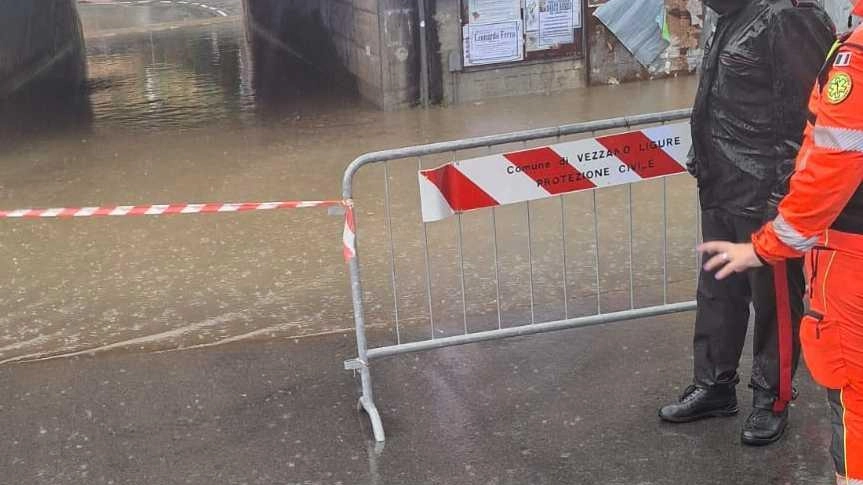 Ancora chiusa via Romana a causa di un cedimento della collina, problemi idraulici alla stazione dei Prati