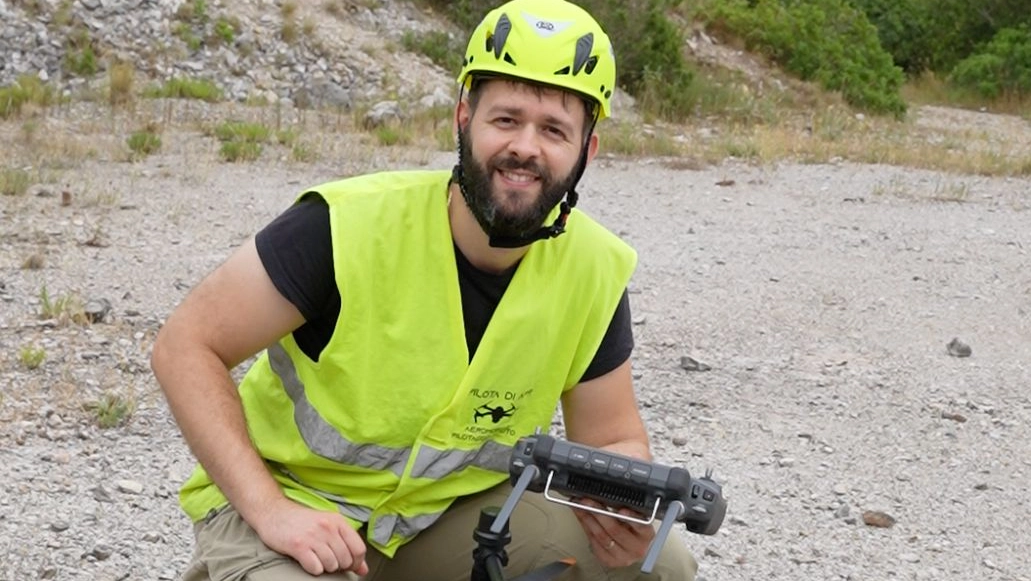 Simone Bergamasco, 33 anni, utilizza un drone con telecamera termica per cercare gli animali dispersi Simone Bergamasco, 33 anni, utilizza un drone con telecamera termica per cercare gli animali dispersi