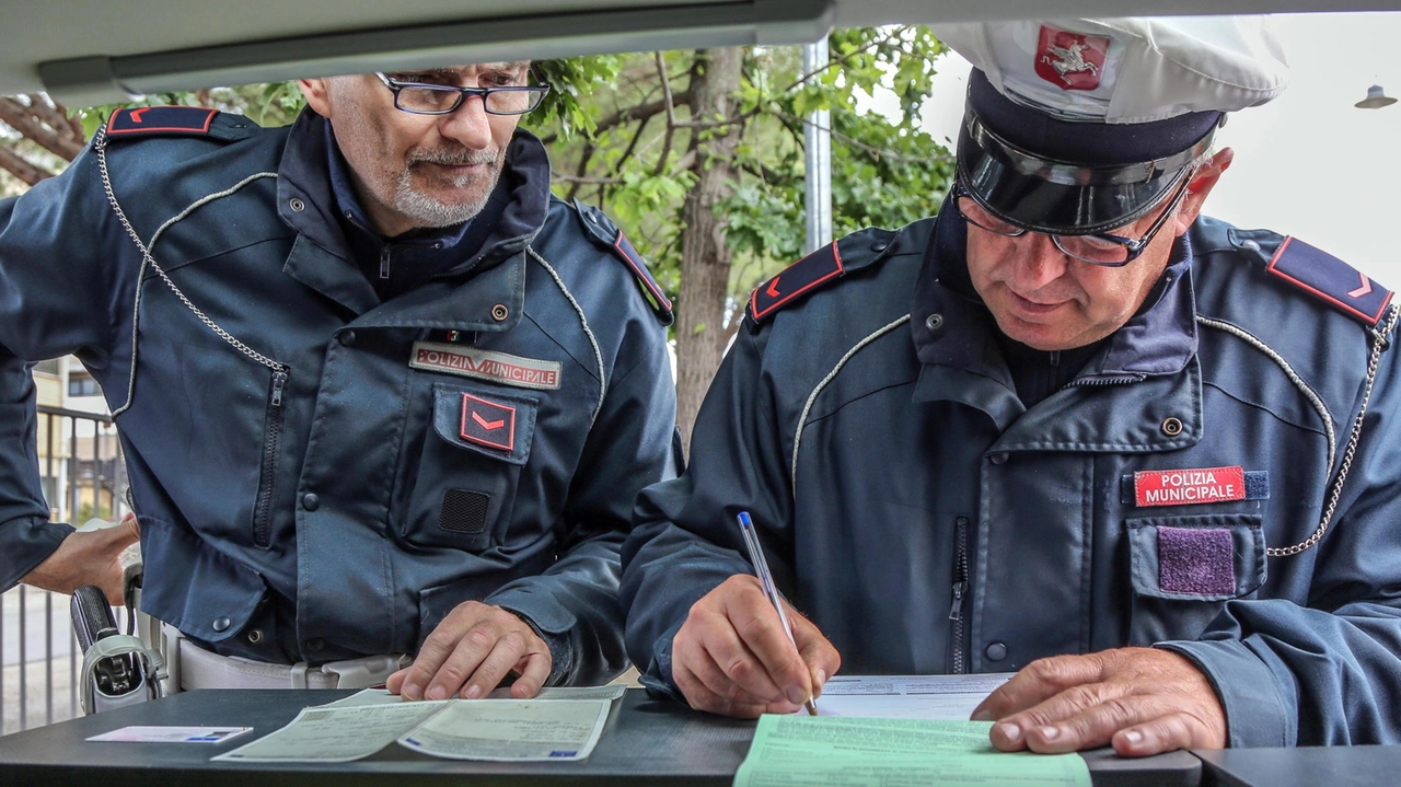 La giunta aveva assicurato: "Per ora niente contravvenzioni per la pulizia stradale". La protesta dei residenti La giunta aveva assicurato: "Per ora niente contravvenzioni per la pulizia stradale". La protesta dei residenti