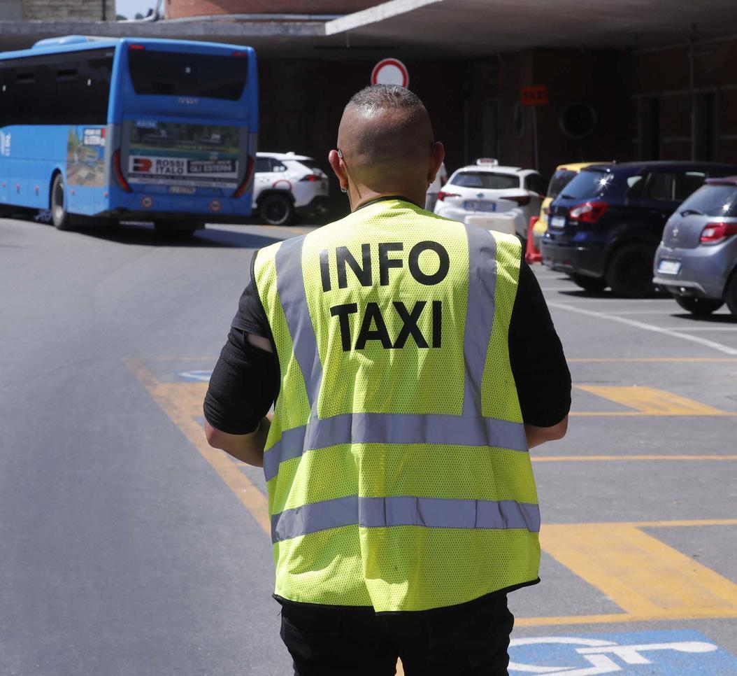 Stazione, taxi “invisibili“: "Necessario uno steward" Stazione, taxi “invisibili“: "Necessario uno steward"