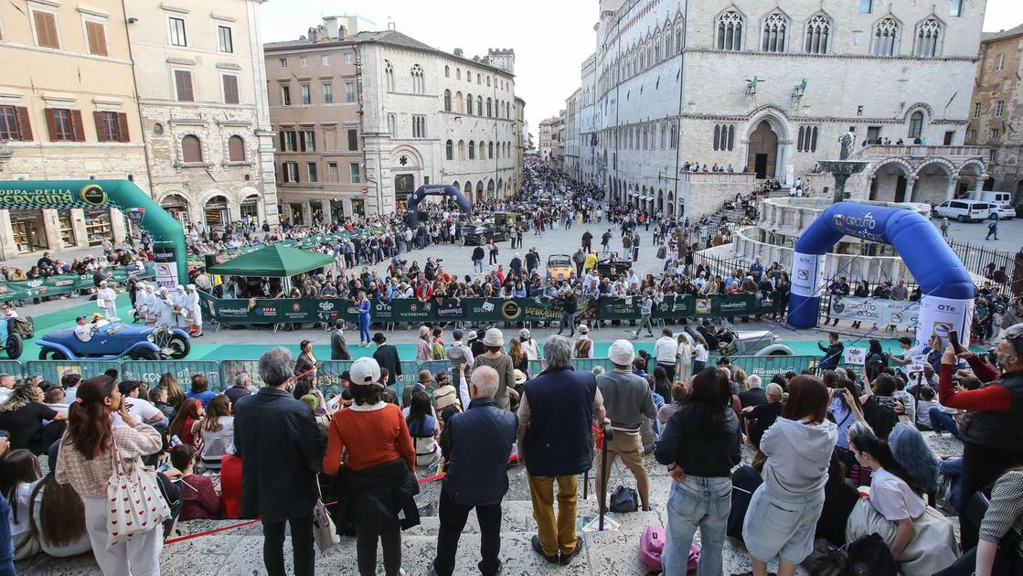 Coppa della Perugina, che spettacolo. Folla alla sfilata dei 110 equipaggi. Auto d’epoca lungo Corso Vannucci Coppa della Perugina, che spettacolo. Folla alla sfilata dei 110 equipaggi. Auto d’epoca lungo Corso Vannucci