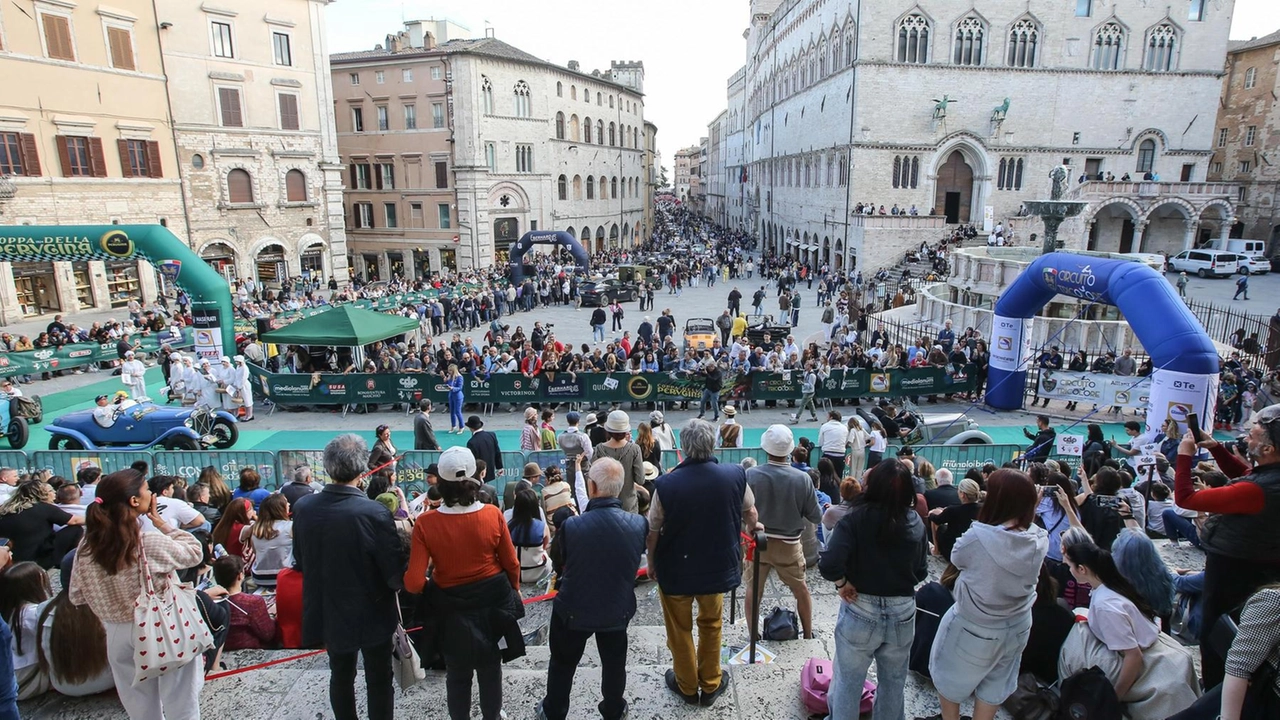 Successo per la rievocazione storica della corsa che Giovanni Buitoni inventò nel 1924. Le macchine sono arrivate da Città della Pieve e da una prova al Quasar e hanno iniziato la parata fino in centro . Successo per la rievocazione storica della corsa che Giovanni Buitoni inventò nel 1924. Le macchine sono arrivate da Città della Pieve e da una prova al Quasar e hanno iniziato la parata fino in centro .