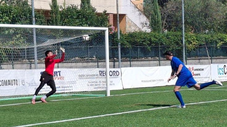 Il preparatore Di Masi allena il portiere rossonero Milan a Badia Pozzeveri Il preparatore Di Masi allena il portiere rossonero Milan a Badia Pozzeveri