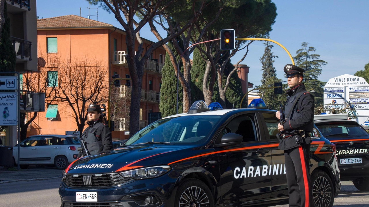 I Carabinieri lo hanno bloccato: era in possesso di arnesi da scasso, monili e denaro contante per un valore di circa 2000 euro