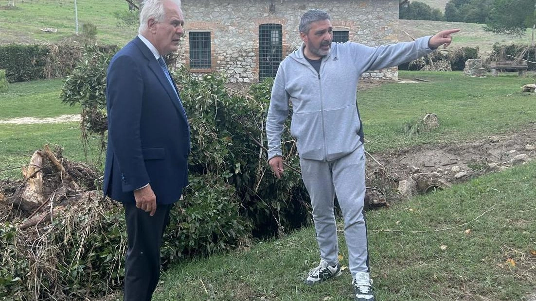 Eugenio Giani con il sindaco Francesco Auriemma sul luogo del disastro Eugenio Giani con il sindaco Francesco Auriemma sul luogo del disastro