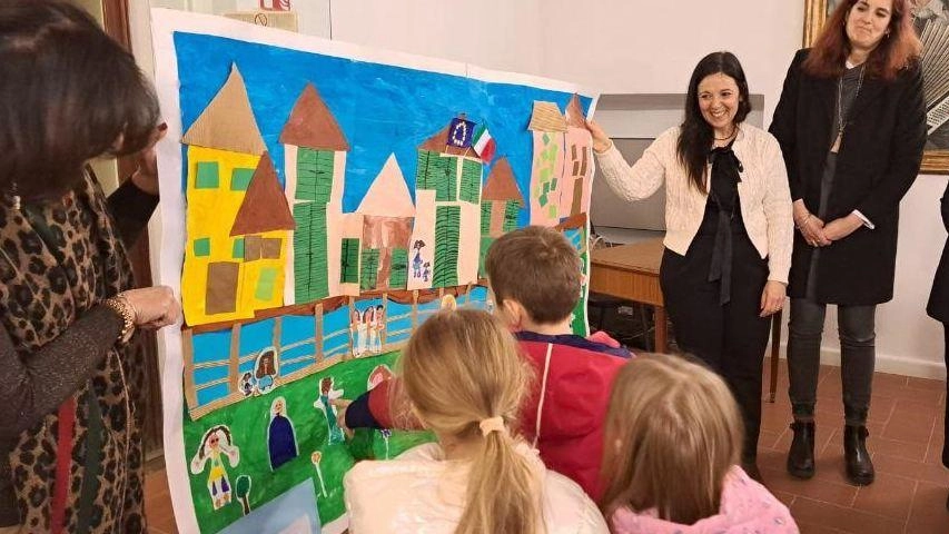 I piccoli della scuola dell’infanzia statale Il Girotondo di Poggibonsi hanno fatto visita ieri mattina alla sindaca Susanna Cenni... I piccoli della scuola dell’infanzia statale Il Girotondo di Poggibonsi hanno fatto visita ieri mattina alla sindaca Susanna Cenni...