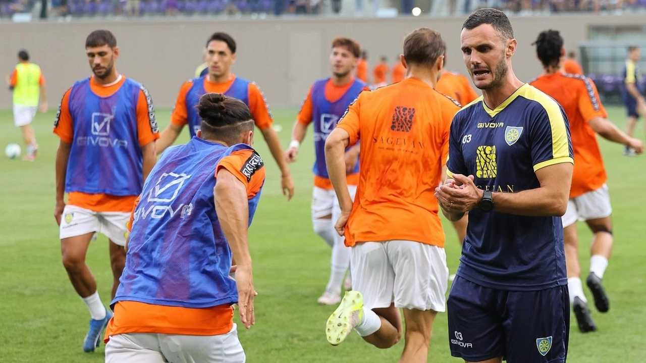 Michele Balloni, il preparatore atletico degli azzurri, fa lavorare la Carrarese Michele Balloni, il preparatore atletico degli azzurri, fa lavorare la Carrarese