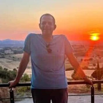 https://www.lanazione.it/image-service/view/acePublic/alias/contentid/MDJlMDVlMTktYmRkZi00/0/dolore-e-lacrime-per-marchetti-castiglione-piange-il-suo-dottore.jpeg?f=1.91:1&w=1200