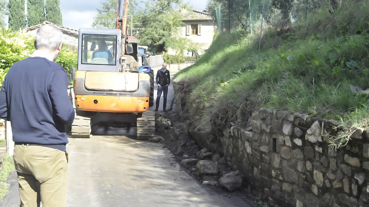Strada chiusa per la caduta di un muro. Questo è soltanto uno dei problemi causato dalla forte ondata di maltempo in Valdelsa. della serata di giovedì Strada chiusa per la caduta di un muro. Questo è soltanto uno dei problemi causato dalla forte ondata di maltempo in Valdelsa. della serata di giovedì