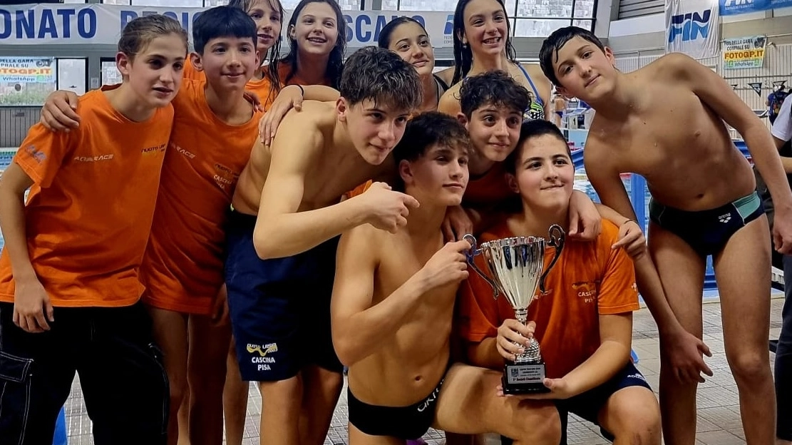 I festeggiamenti degli atleti della Nuoto Uisp 2003