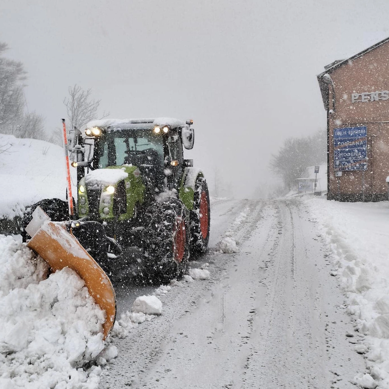La neve di venerdì a Castiglione di Garfagnana (Foto Borghesi)