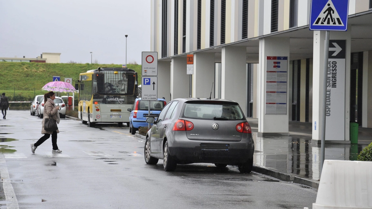 L'ingresso dell'ospedale L'ingresso dell'ospedale
