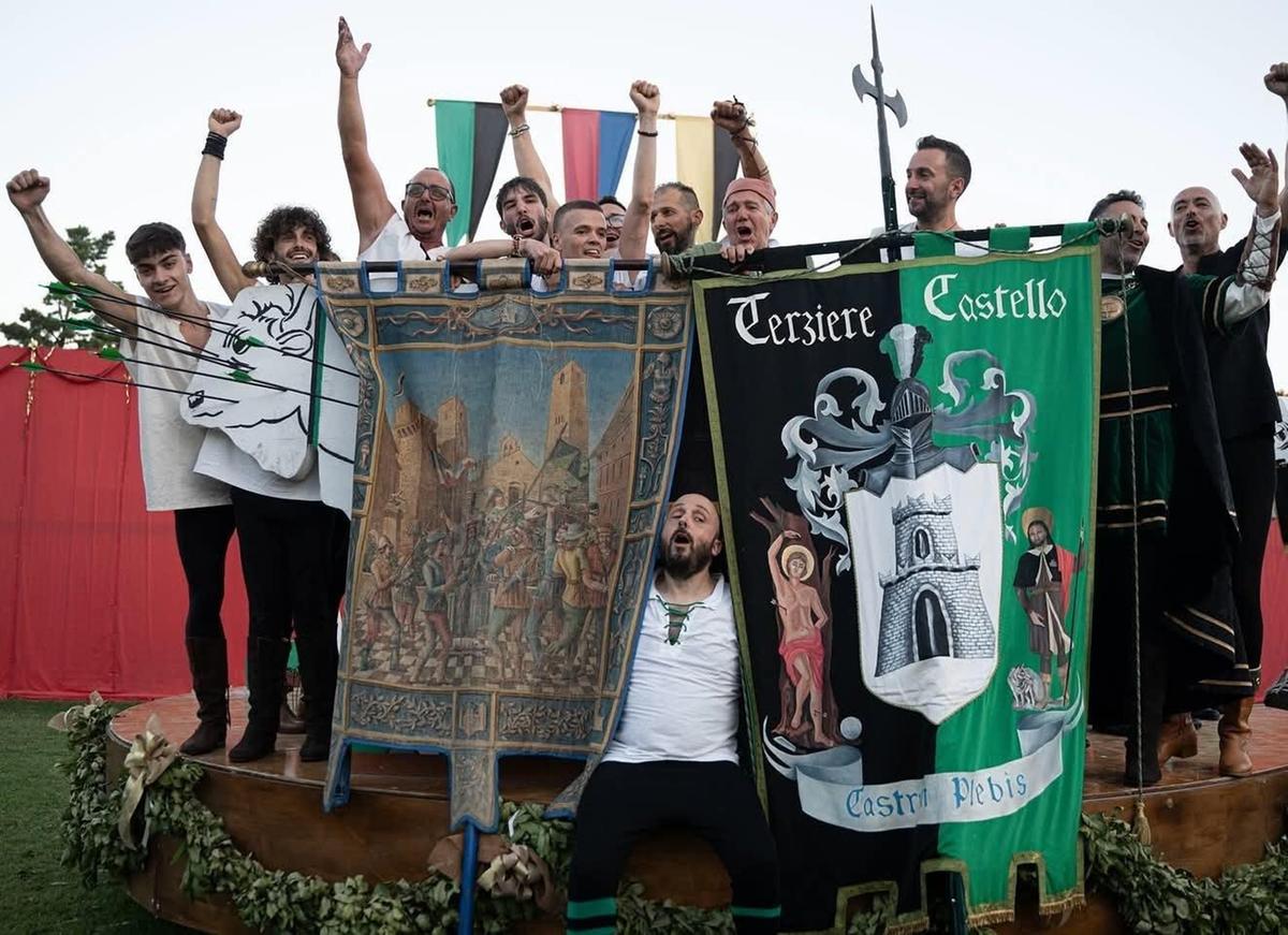 https://www.lanazione.it/image-service/view/acePublic/alias/contentid/MDJmMWI2MDUtYzZlYi00/0/il-palio-dei-terzieri-neanche-la-pioggia-ferma-lavanzata-del-castello.jpeg?f=1.91:1&w=1200