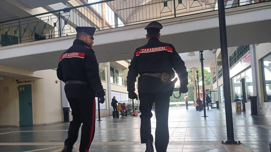 offre sesso a pagamento ad un anziano ma gli sfila il bancomat e preleva oltre 2mila euro