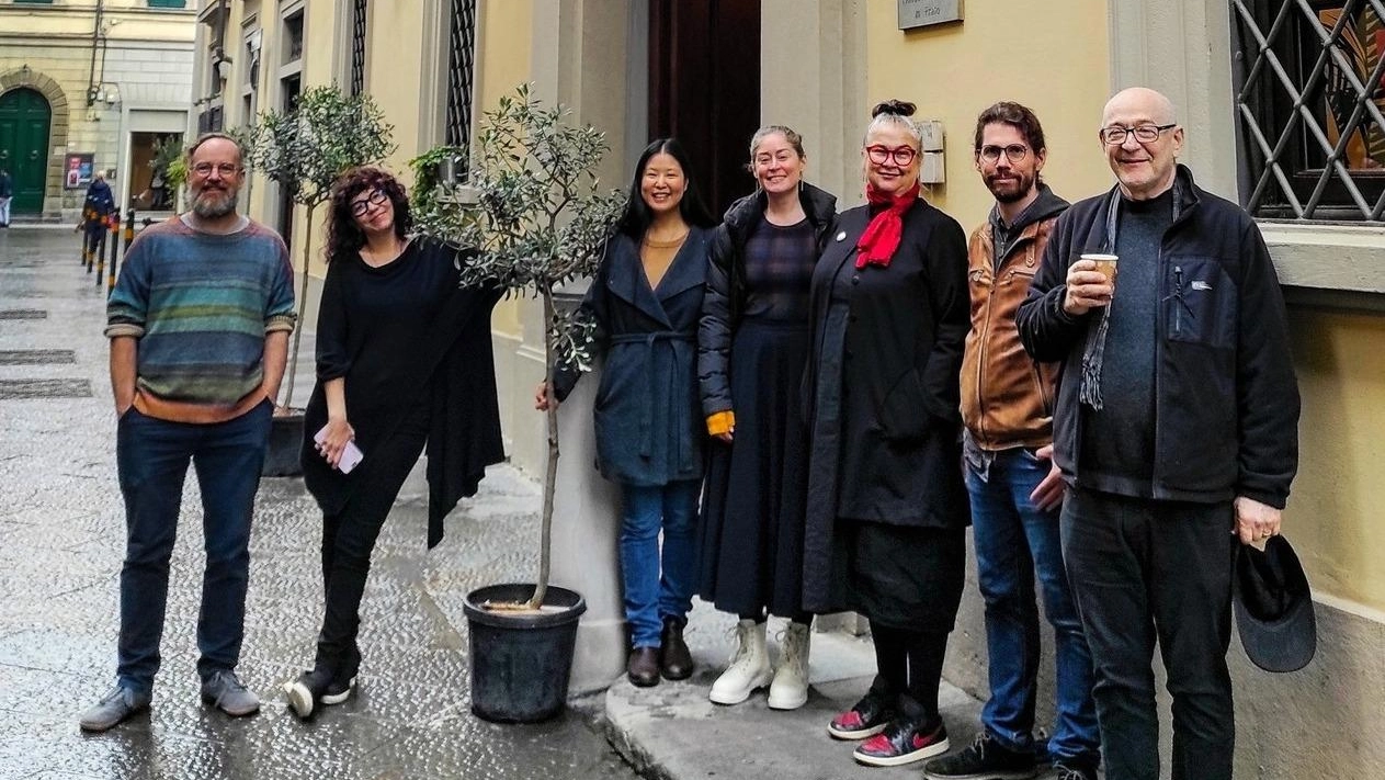 Gli studenti e i docenti. con una delle prime piante nel novembre scorso Gli studenti e i docenti. con una delle prime piante nel novembre scorso